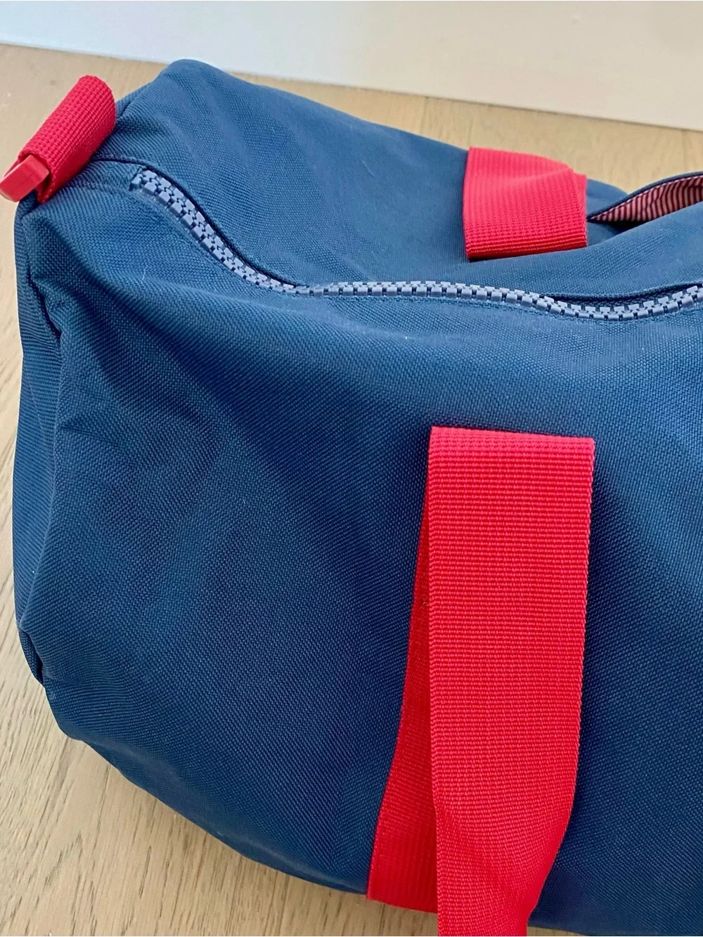 Herschel Sutton Mid-Volume Duffle Bag – Navy/Red – 28L
